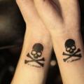 tatuaje Brazo Cráneo Hueso por GZ Tattoo
