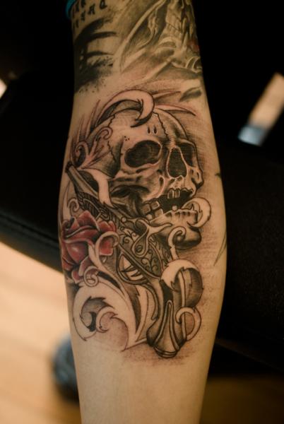 Tatuaje Brazo Cráneo Pistola por GZ Tattoo