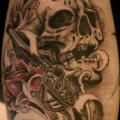 Arm Totenkopf Waffen tattoo von GZ Tattoo