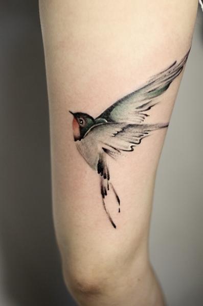 Realistische Bein Vogel Tattoo von GZ Tattoo