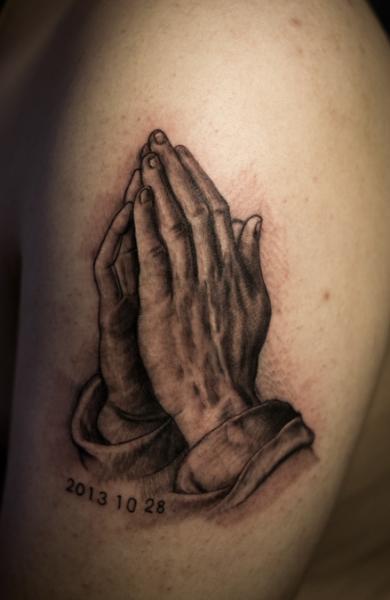 Tatuaggio Spalla Mani In Preghiera di GZ Tattoo