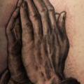 Schulter Gebetshände tattoo von GZ Tattoo