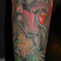 tatuaje Brazo Dinosaurio por Elektrisk Tatovering