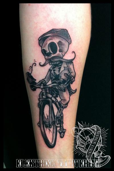 Tatuaje Brazo Fantasy Esqueleto Bicicleta por Elektrisk Tatovering