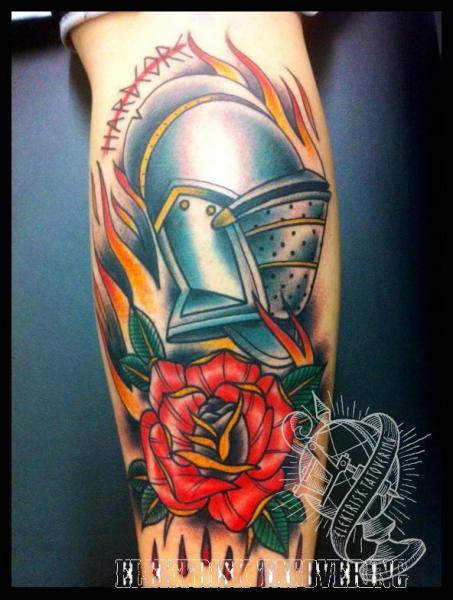 Arm Blumen Helm Tattoo von Elektrisk Tatovering