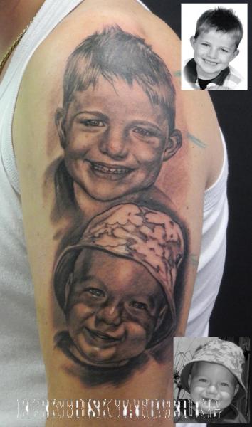 Tatuaje Brazo Retrato Realista Niños por Elektrisk Tatovering