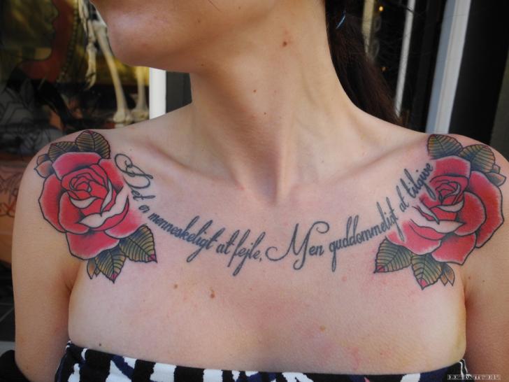 Tatouage Fleur Lettrage Seins par Elektrisk Tatovering