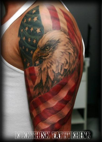 Tatuaggio Spalla Aquila Usa Bandiera di Elektrisk Tatovering