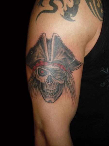 Tatouage Bras Crâne Pirate Chapeau par Art and Soul Tattoo