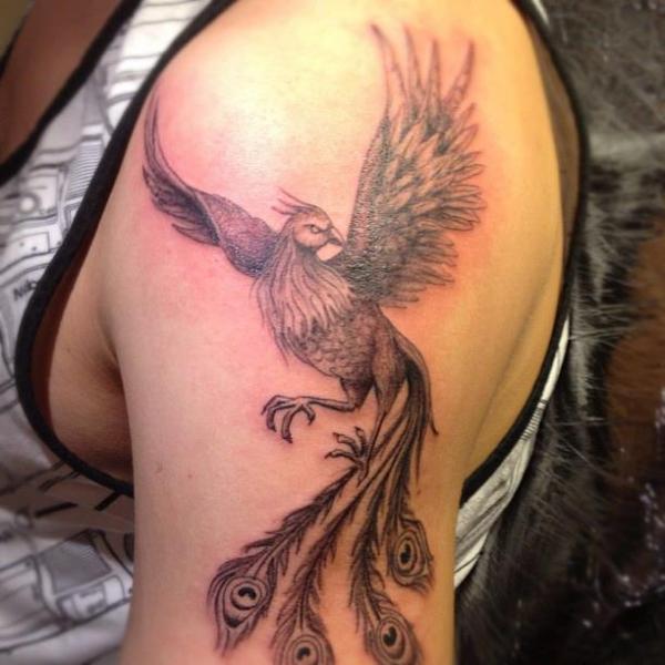 Tatuagem Ombro Fantasia Fénix por Art and Soul Tattoo