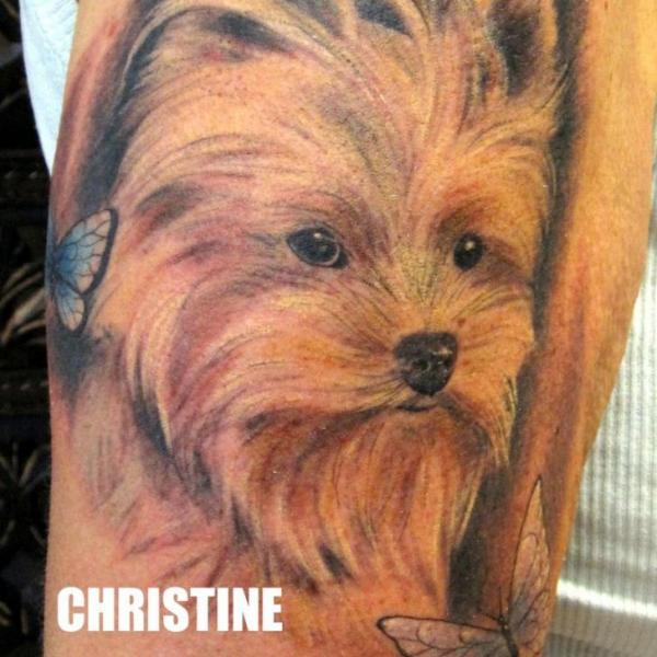 Tatouage Bras Réaliste Chien par Attitude Tattoo Studio