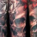 Arm Blumen Totenkopf tattoo von Attitude Tattoo Studio
