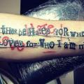 tatouage Bras Lettrage Trash Polka par World's End Tattoo
