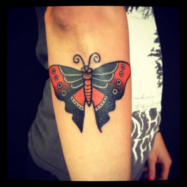 Tatuaje Brazo Old School Mariposa por World's End Tattoo