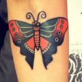 tatuaje Brazo Old School Mariposa por World's End Tattoo