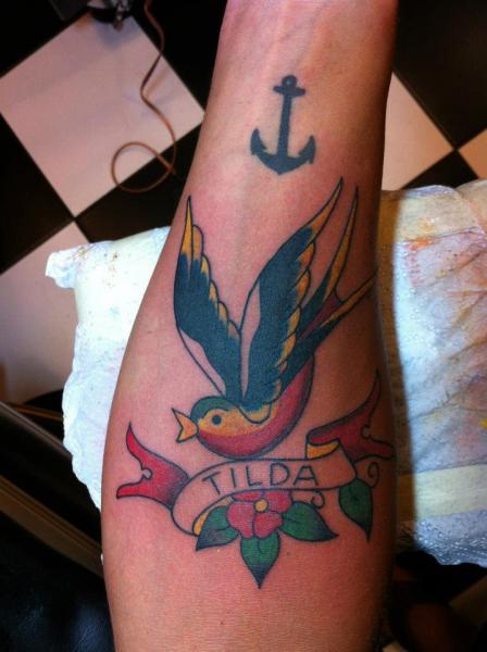 Tatuaje Brazo Old School Golondrina por World's End Tattoo