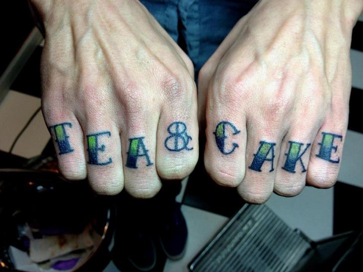 Tatouage Doigt Lettrage par World's End Tattoo