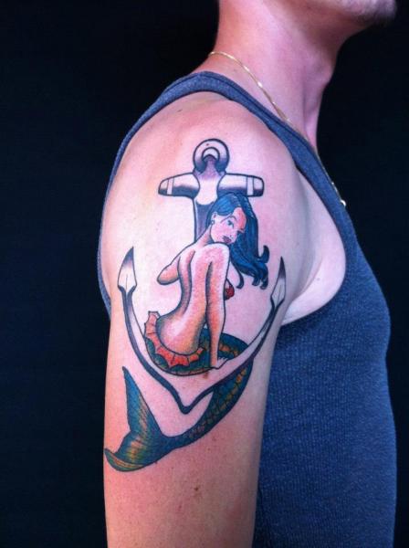 Tatuaje Hombro Sirena Ancla por World's End Tattoo