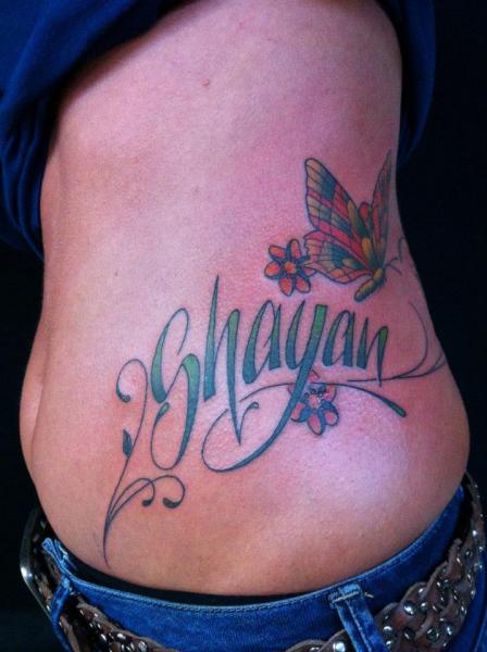 Tatuaggio Fianco Scritte Farfalle di World's End Tattoo
