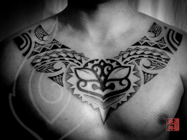 Tatuaje Pecho Tribal Maori por Ink Tank