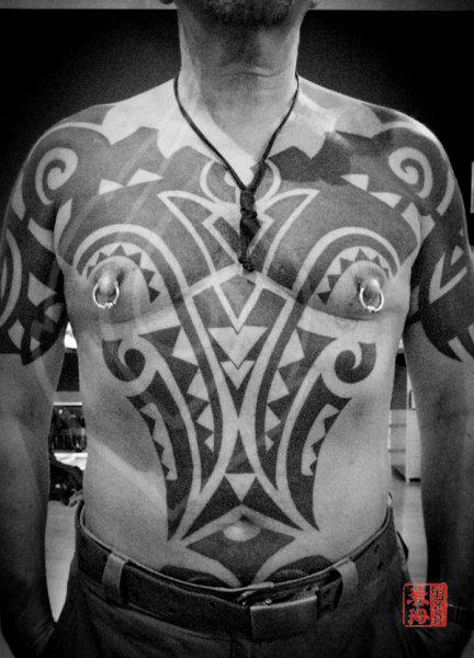 Tatuaje Hombro Pecho Tribal Vientre Maori por Ink Tank