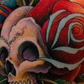 tatuaje Pecho Flor Cráneo por Black Rose Tattoo