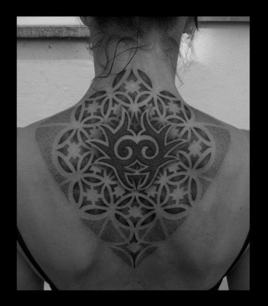 Tatuaje Espalda Cuello Dotwork por Mahakala Tattoo