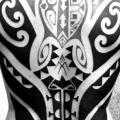 รอยสัก หลัง ชนเผ่า ชาวเมารี โดย Mahakala Tattoo