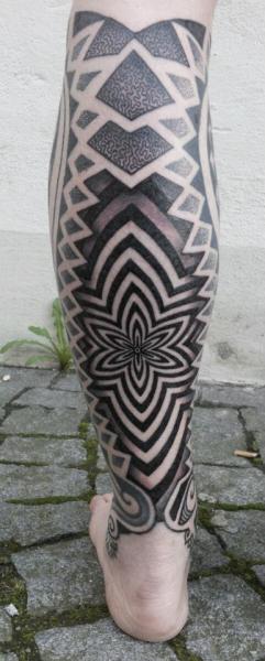 Tatuaż Łydka Abstrakcja przez Mahakala Tattoo