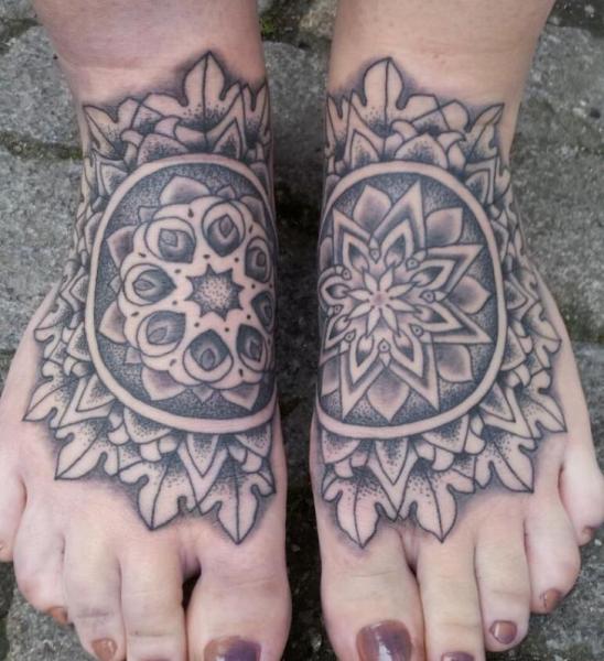 Ступня Дотворк татуировка от Mahakala Tattoo
