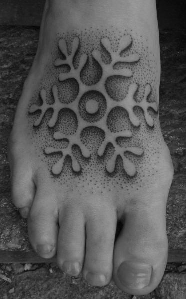 Tatouage Pied Dotwork par Mahakala Tattoo