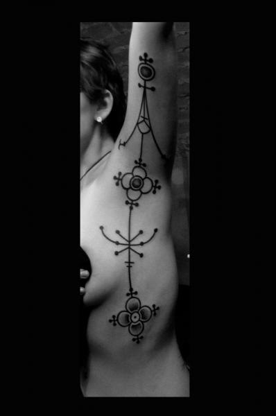 Tatuaggio Braccio Fiore Fianco Astratto di Mahakala Tattoo