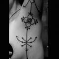 Arm Blumen Seite Abstrakt tattoo von Mahakala Tattoo