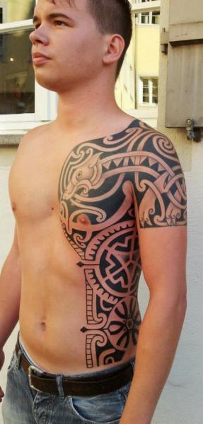 Schulter Seite Tribal Maori Tattoo von Mahakala Tattoo