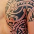 tatouage Épaule Côté Tribal Maori par Mahakala Tattoo