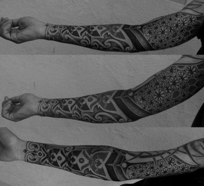 รอยสัก Dotwork ปลอกแขน โดย Mahakala Tattoo