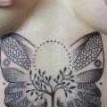 tatuaje Mariposa Pecho por Jessica Mach