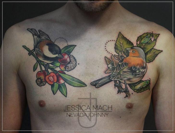 Tatuaje Realista Pecho Pájaro por Jessica Mach