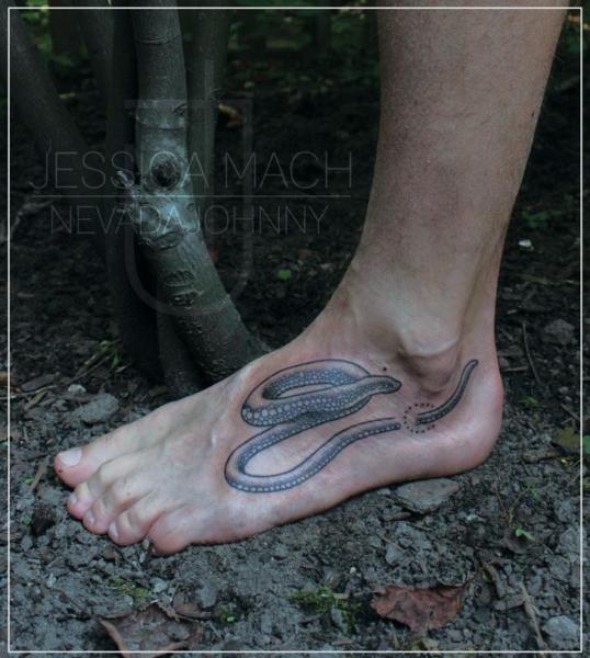 รอยสัก งู เท้า โดย Jessica Mach