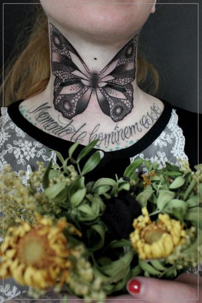 Tatuaje Mariposa Cuello Dotwork por Jessica Mach
