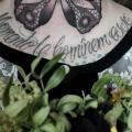 tatuaje Mariposa Cuello Dotwork por Jessica Mach