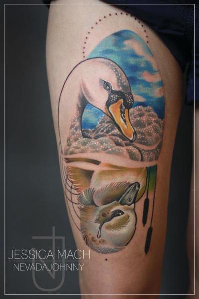 Tatuagem Coxa Cisne por Jessica Mach
