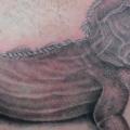 tatuaje Realista Cuervo Iguana por Blue Lotus