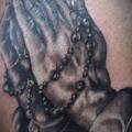 tatuaje Hombro Manos rezando por Blue Lotus