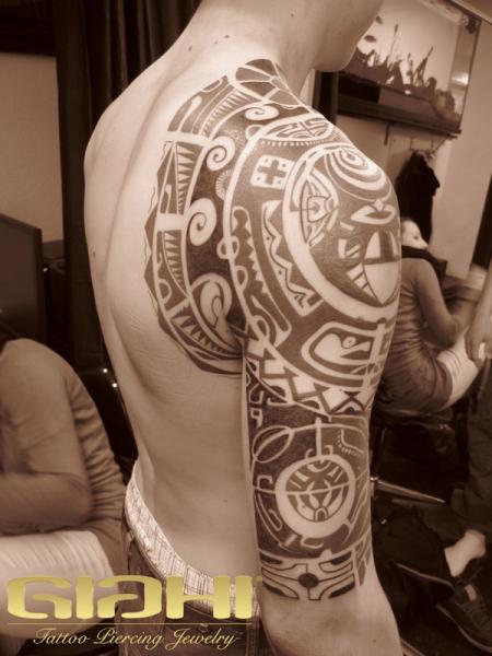 Tatuaje Hombro Brazo Tribal Maori por Giahi