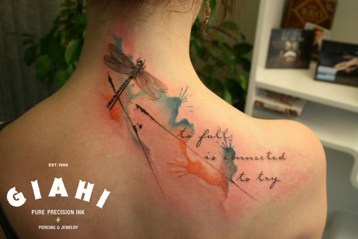 Tatuaje Letras Espalda Libélula por Giahi