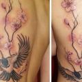 Realistische Blumen Rücken Kirsche Vogel tattoo von Giahi