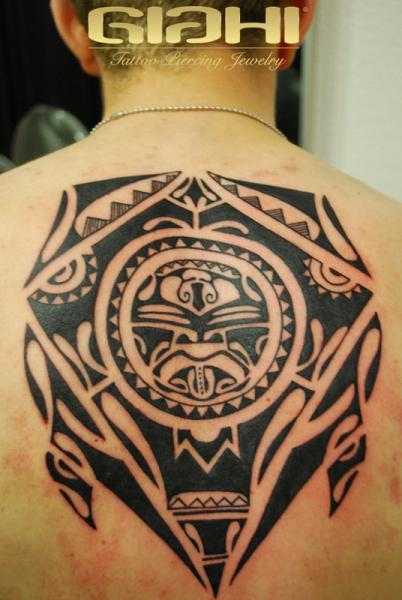 Tatuaje Espalda Tribal Maori por Giahi