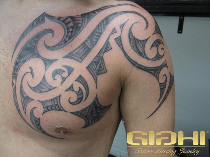 Tatouage Épaule Coffre Tribal Maori par Giahi