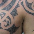tatouage Épaule Coffre Tribal Maori par Giahi